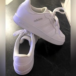 White adidas shoe size 3.5 youth/5.5 women’s